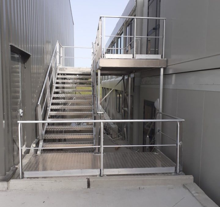 Fourniture et pose d’un escalier + passerelle sur mesure en aluminium à la base logistique du chantier des éoliennes en baie de St Brieuc.